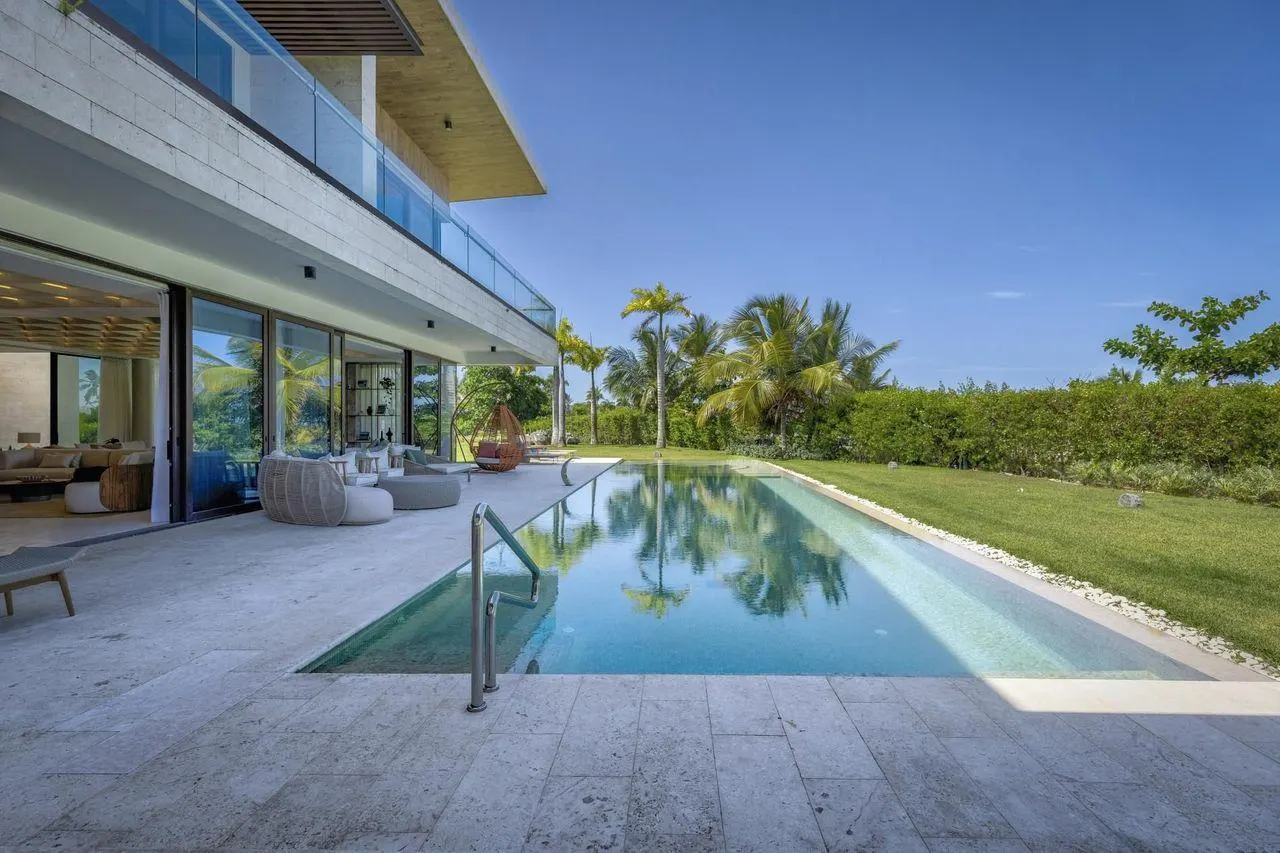 A long pool beside the glass walls of the living rooms